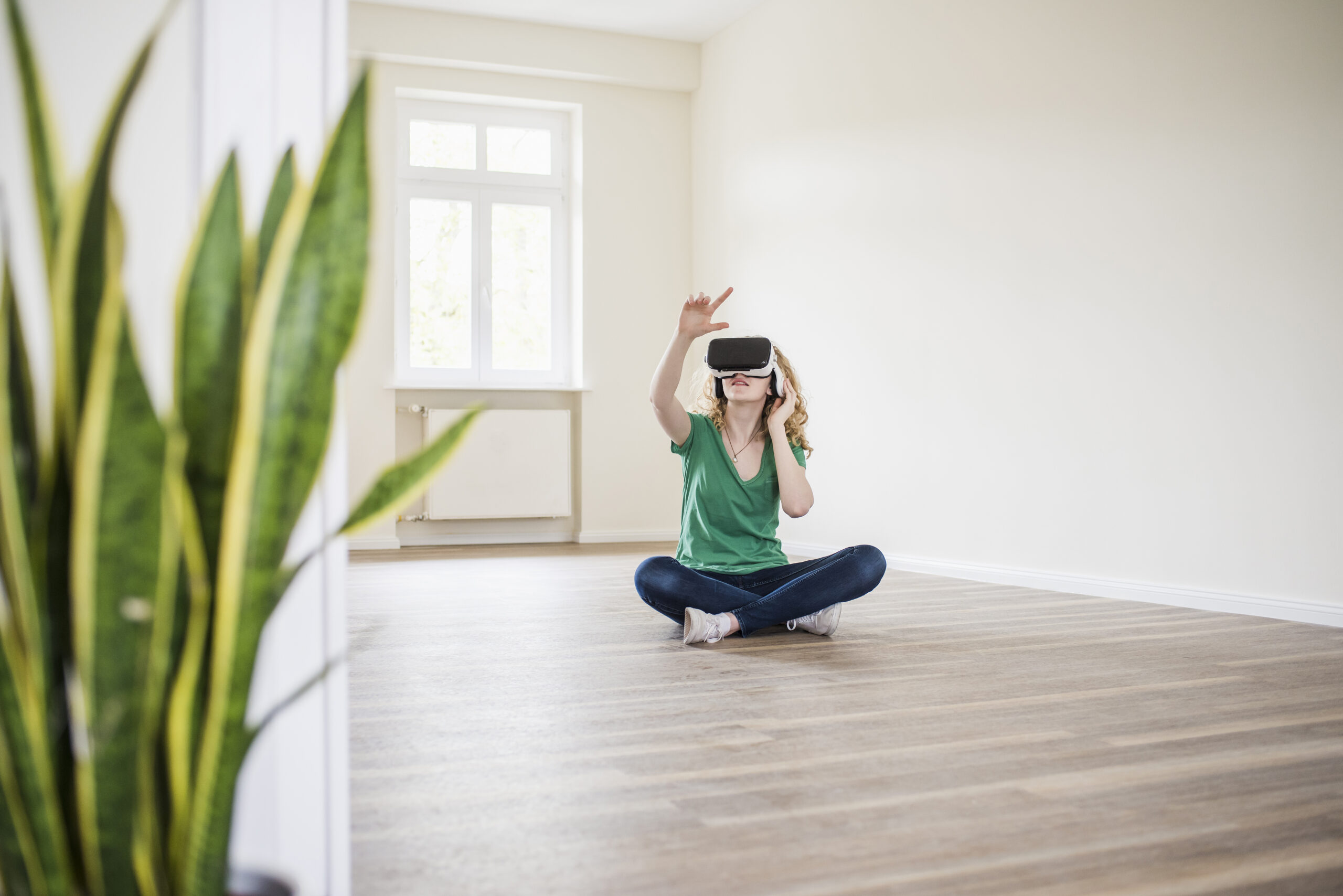 Illustration d'une femme effectuant un test de visite virtuelle d'un appartement à l'aide d'un masque 3D.